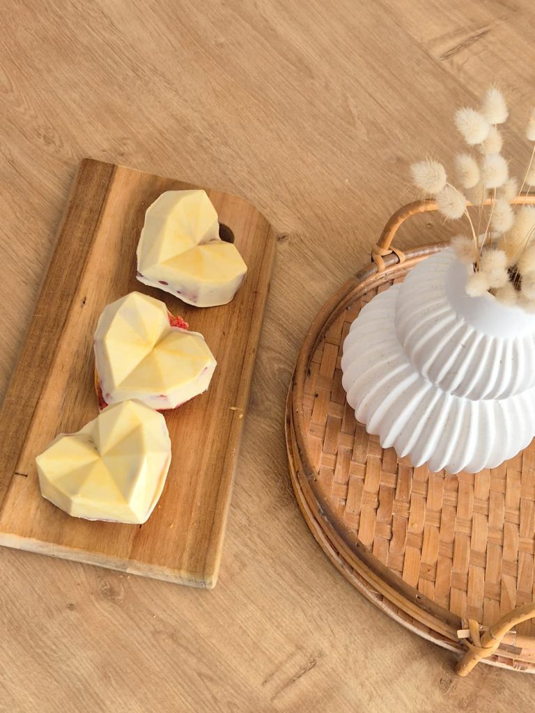 Moelleux aux pralines roses et coque chocolat blanc